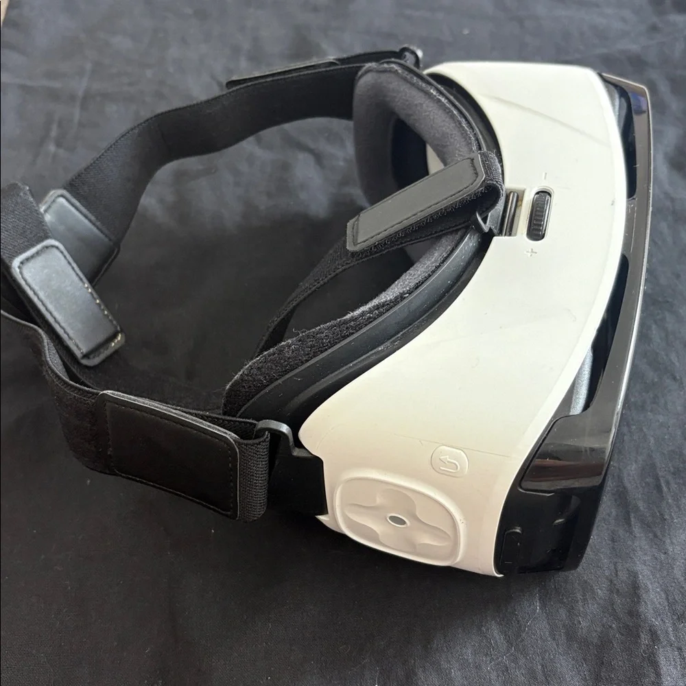 Samsung Gear VR Headset in Black and White